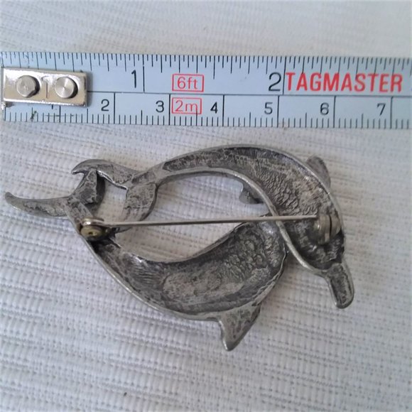 Vintage Dolphin Brooch Pewter Pin Porpoises Silver 80's Retro Ocean Sea Love - Picture 3 of 3